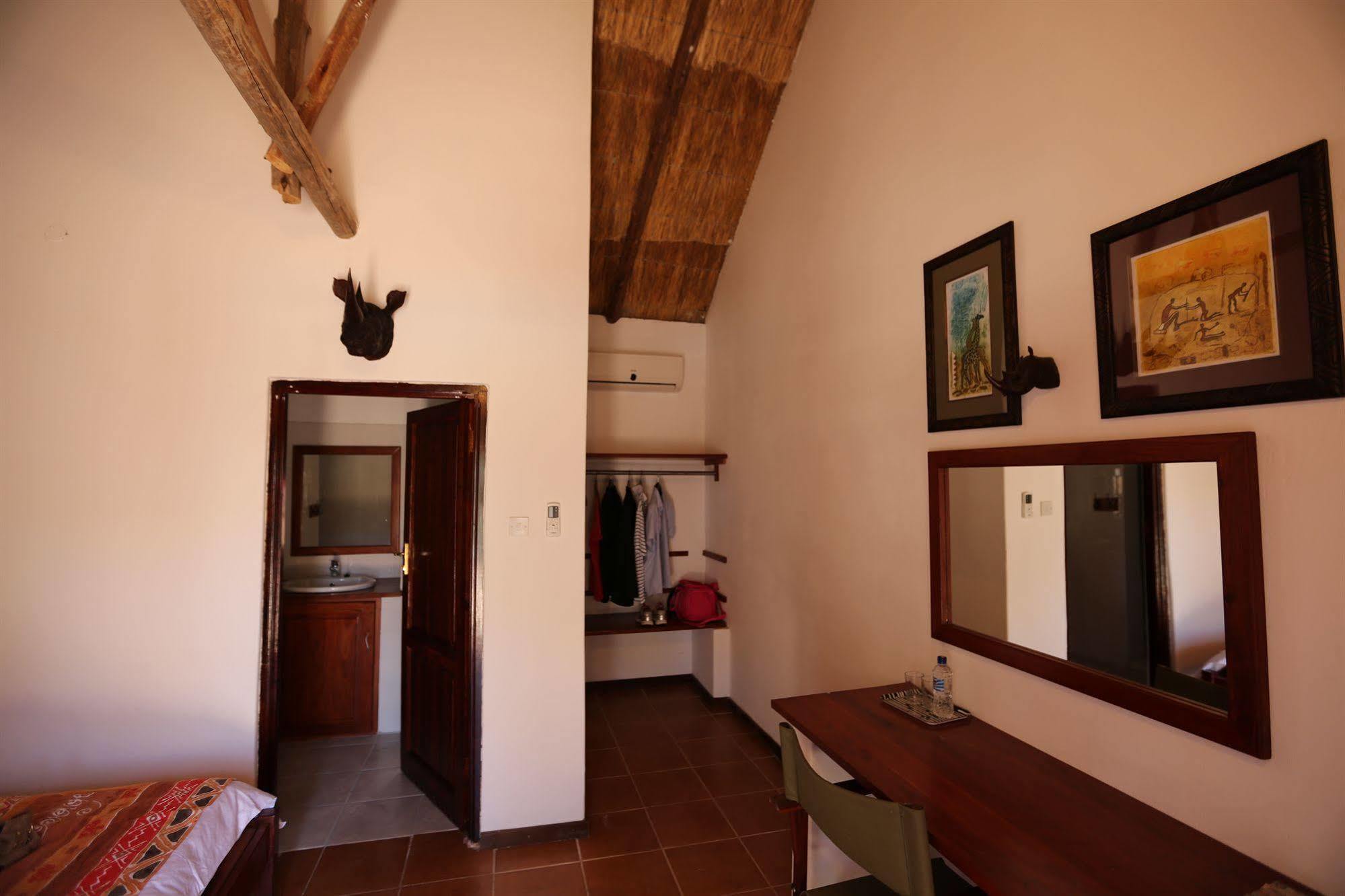 Mandebele Lodge Victoria Falls Exterior foto