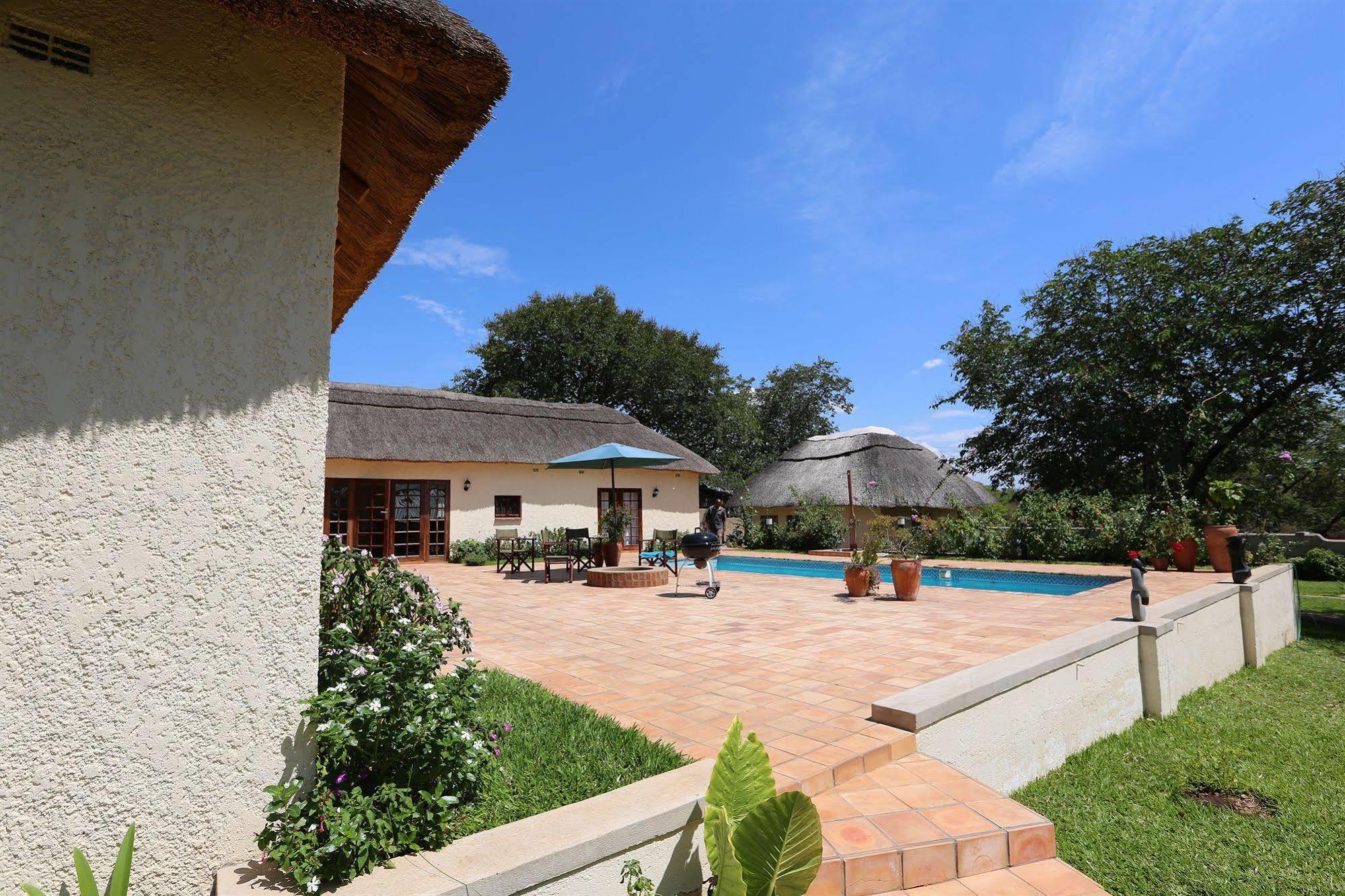 Mandebele Lodge Victoria Falls Exterior foto
